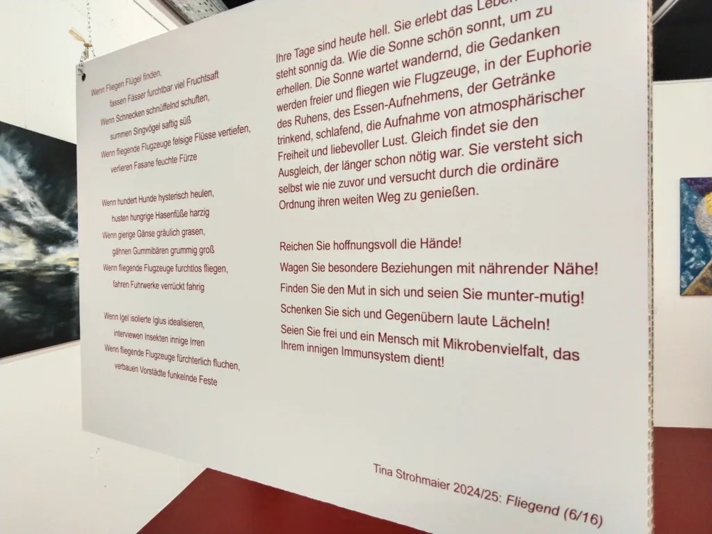Textfragment „Fliegend“ in der Ausstellung