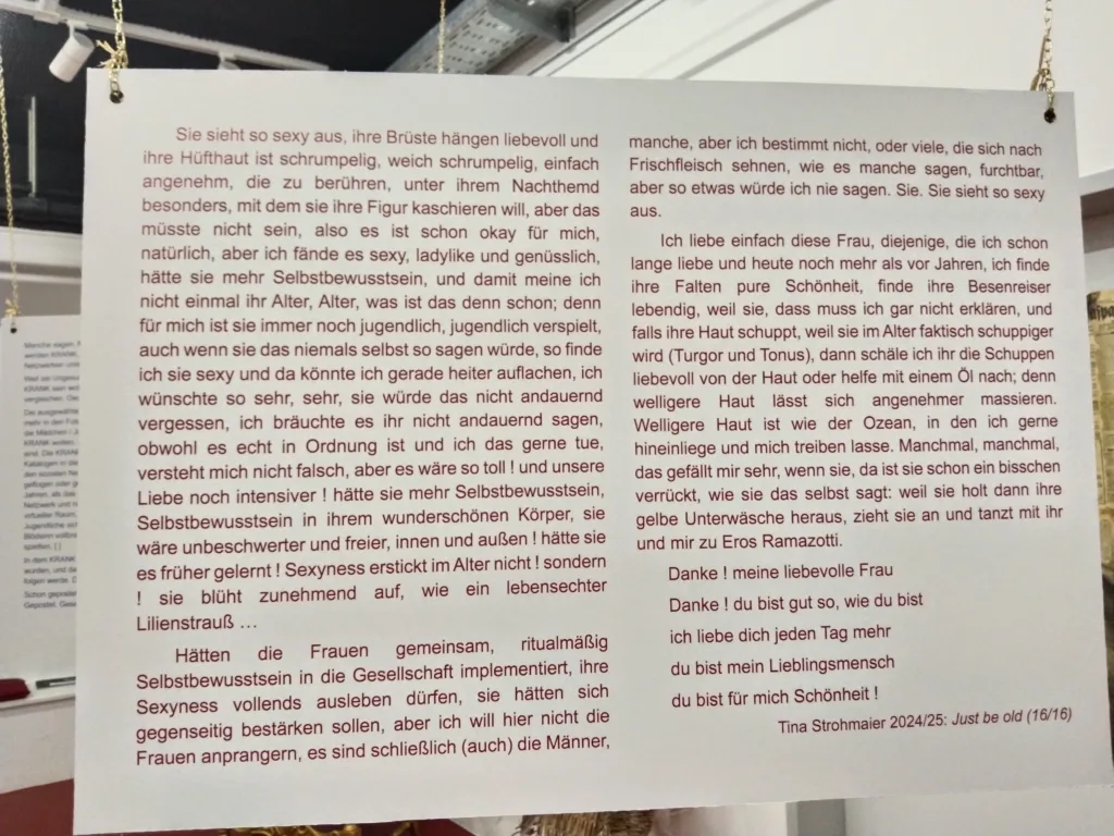 Textfragment „Just be old“ in der Ausstellung